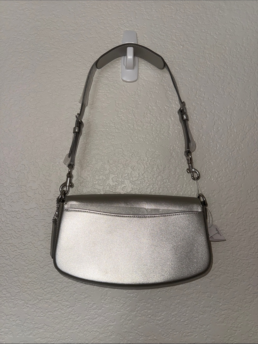 COACH leather Metallic Silver Clutch with shoulder strap, brand new never used - Picture 2 of 8